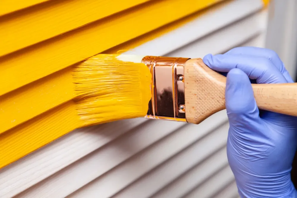 peinture jaune a la main